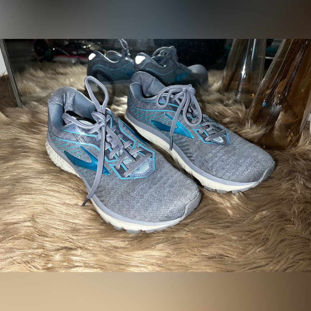 Brooks running shoes. Size 8.